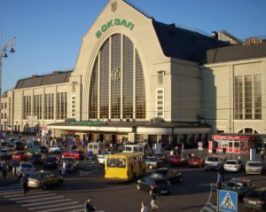 На столичном вокзале женщину ограбили на глазах у полицейских