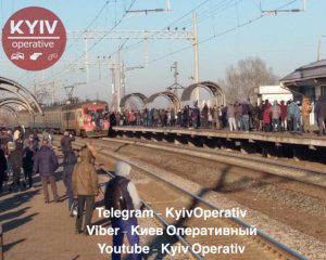 Киевляне взяли на абордаж городскую электричку