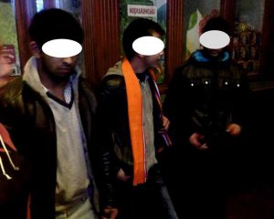 Роми під будівлею Нацполіції пограбували жінку