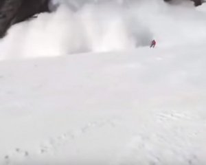 Гонка за жизнь: &quot;погребение&quot; лыжников под лавиной попало на камеру