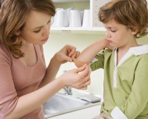 Дитина травмувалася у школі: хто відповідальний