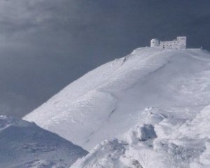 Спасатели не могут спустить туристов с горы Поп Иван