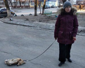 Жінка тягала на повідку напівживого собаку