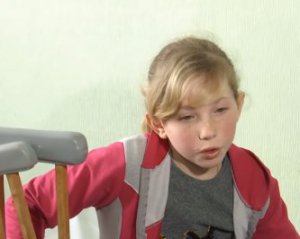 "Назвали заразою і почали бити" - однокласниці відлупцювали школярку на уроці фізкультури