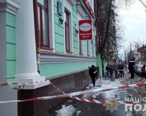 Ледяная глыба серьезно травмировала двух человек