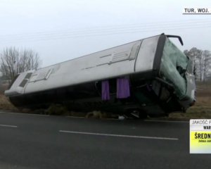 Колесо грузовика влетело в кабину: разбился автобус с 15 украинцами