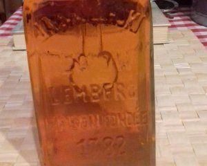 Бутылку столетнего львовского алкоголя продают за 350 тыс. грн