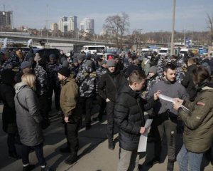 Сотні активістів пікетують будинок Гладковського
