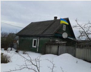 В сети обсуждают россиянина, который вывесил на доме украинский флаг