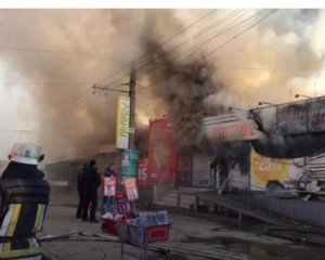 Крупный пожар охватил центральный городской рынок