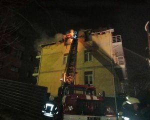 На Подолі згорів триповерховий будинок