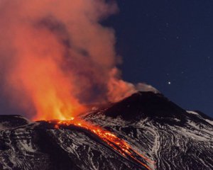 Город защитили от извержения вулкана дамбой