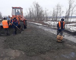 Показали ремонт дороги на Котельву