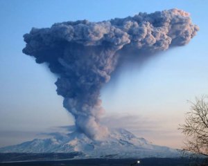 Невероятное зрелище: в России вулкан выбросил мощный стов пепла