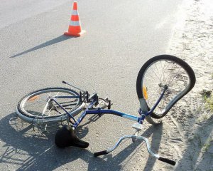 Велосипедист замість повороту вскочив під машину