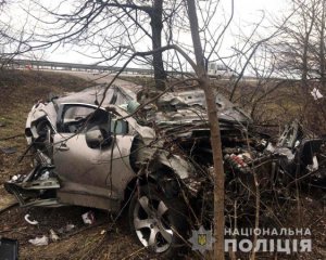 Авто снесло билборд и дерево: произошла ужасная авария