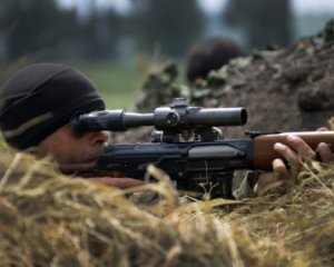 Украинских военных на Донбассе обстрелял снайпер, есть раненые