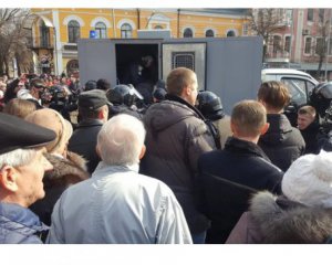 Десять человек задержали перед митингом Порошенко