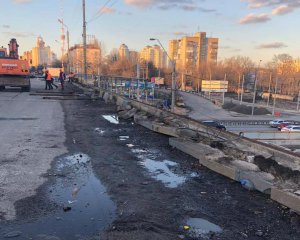 В Киеве начали разбирать скандальный мост