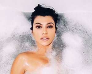 Сестра Кім Кардаш'ян позувала голою у ванній із піною