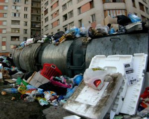 Жителі столиці скаржаться на невивезене сміття