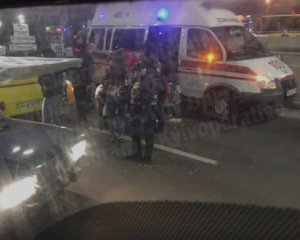 У Києві люди накинулися на водія маршрутки, який збив людей