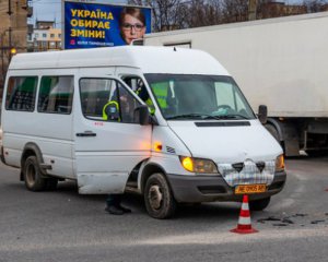 Произошло столкновение легковушки и маршрутки с пассажирами