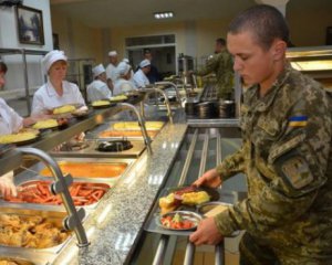 Їсти по-новому: в українській армії реформували систему харчування