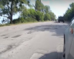 Показали відео жахливої дороги на Побиванку