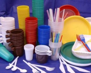 Європа відмовиться від пластикового посуду до 2021 року