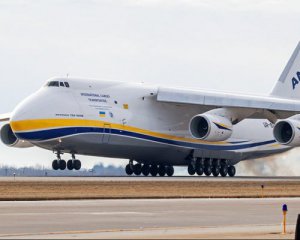 Показали впечатляющее видео приземления самолета-гиганта в неблагоприятных условиях