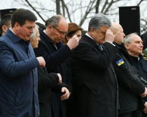 Порошенко в день тишины пришел на массовую молитву