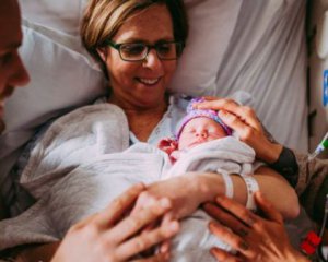 61-річна жінка народила дитину своєму сину та його чоловіку