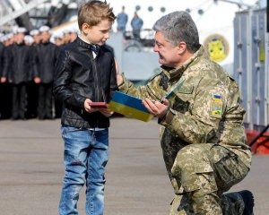 Порошенко выдал украинским пленным морякам квартиры