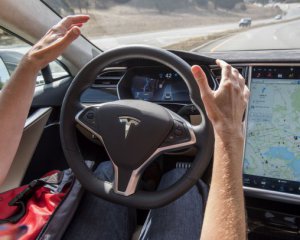 Tesla подстроит свой автомобиль под украинские дороги