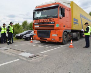 На Миколаївщині дорожники брали хабарі від водіїв перевантажених фур