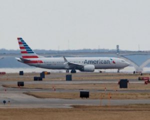 Чоловік вистрибнув з пасажирського літака