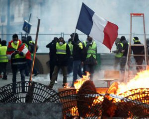 Во Франции произошли первые столкновения между полицией и &quot;желтыми жилетами&quot;