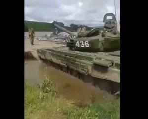 &quot;Непабедімая і лігіндарная&quot; - показали, як росіяни втопили танк