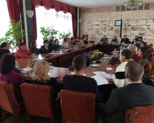 Очікують на звільнення: родичі моряків зустрілися з українськими консулами