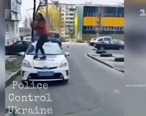 Школярка станцювала на машині поліцейських