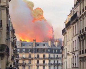 Обвалилися шпиль та покрівля собору Паризької Богоматері