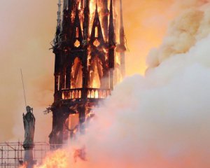 Не удается потушить пожар в соборе Парижской Богоматери