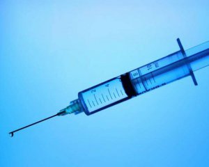 Чоловік нападає на жінок та коле їх шприцом