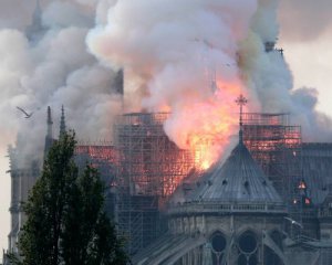 Башни собора Парижской Богоматери не обвалятся. Огонь ослабевает