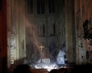 Розповіли, які святині вдалось врятувати із собору Паризької Богоматері