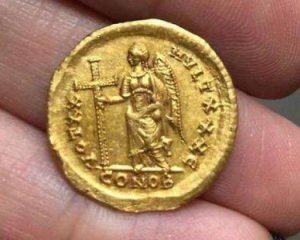 Школьники нашли древнюю золотую монету