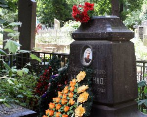 Українців просять не нести пластикові квіти на цвинтар