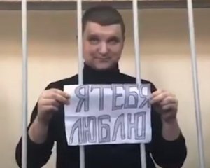 Полонений моряк зворушливо привітав дружину в залі суду