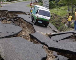 Мощные землетрясения накрыли Филиппины: людей отрезало от цивилизации